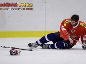 Někdo hrál i na kolenou