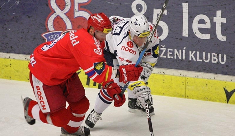 Budějčák Štěpán Hřebejk (na snímku vpravo v souboji s Michaelem Kolarzem) dal týmu z jeho rodného města dva góly