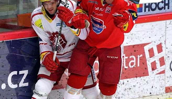 Jakub Langhammer, střelec druhého gólu Mountfieldu, v souboji se Ctiradem Ovčačíkem