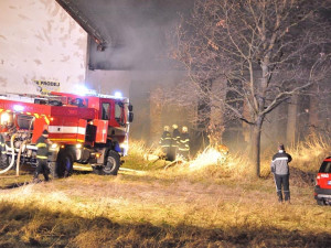 Ve skladu slámy v Hůrách shořelo asi dvacet balíků