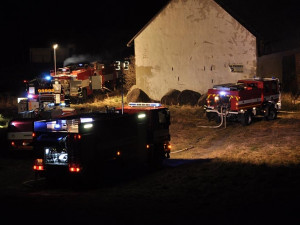 Ve skladu slámy v Hůrách shořelo asi dvacet balíků