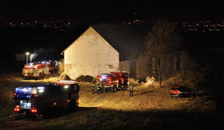 Ve skladu slámy v Hůrách shořelo asi dvacet balíků