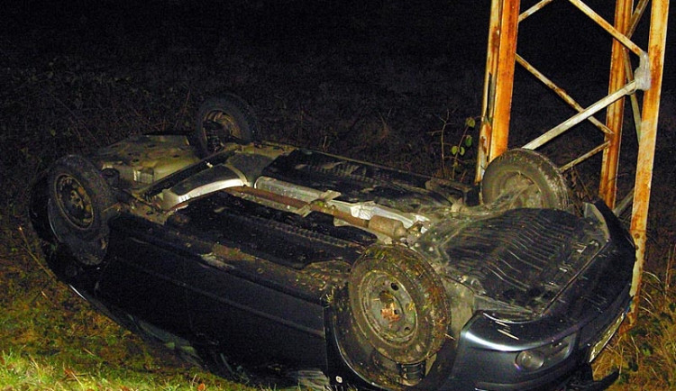 Fabia po výletu ze silnice skončila koly vzhůru