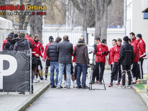Fotbalisté v obležení novinářů