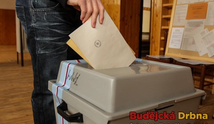 Hlasovací lístky pro volbu prezidenta už plní schránky