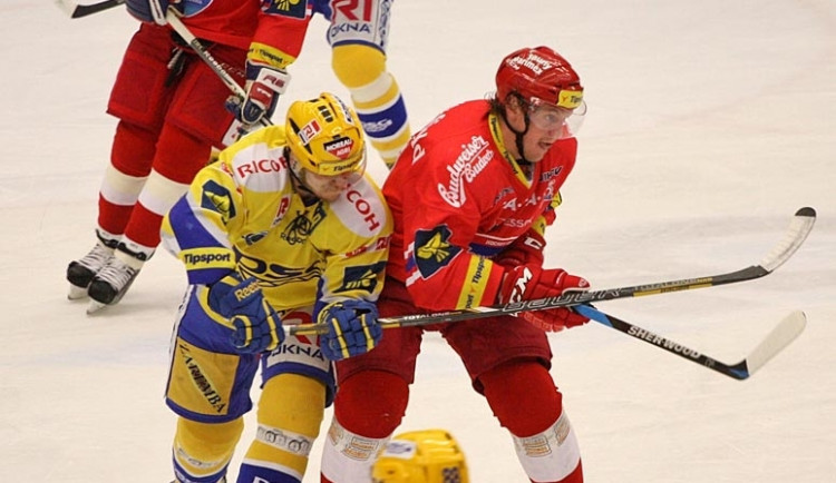 Souboj dvou střelců - Filipa Čecha (vlevo) a Jakuba Langhammera