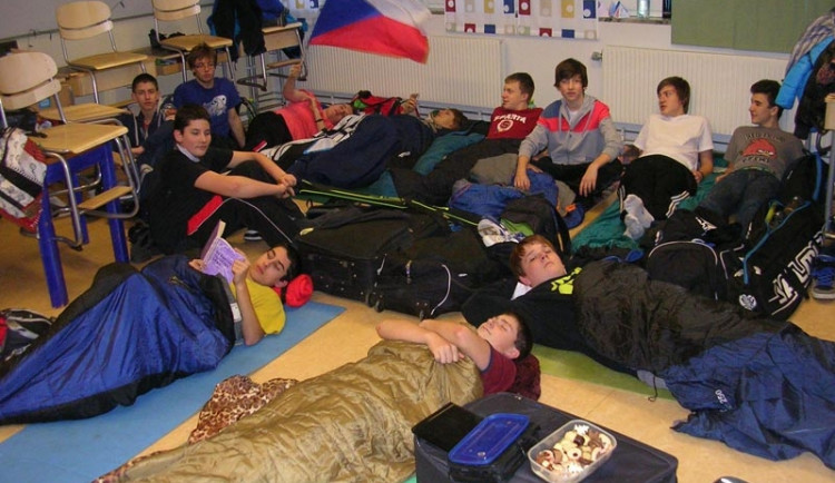 Mladí Štíři hájili budějcké barvy ve Švédsku. Na snímku jsou zachyceni těsně před zaslouženým odpočinkem