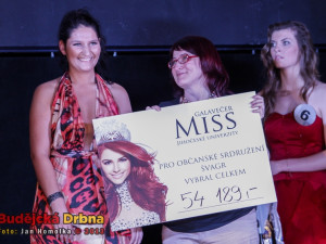 Předání šeku občanskému sdružení ŠVAGR