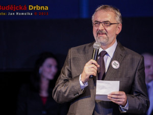 Vyhlašování se ujmul rektor Jihočeské univerzity Libor Grubhoffer