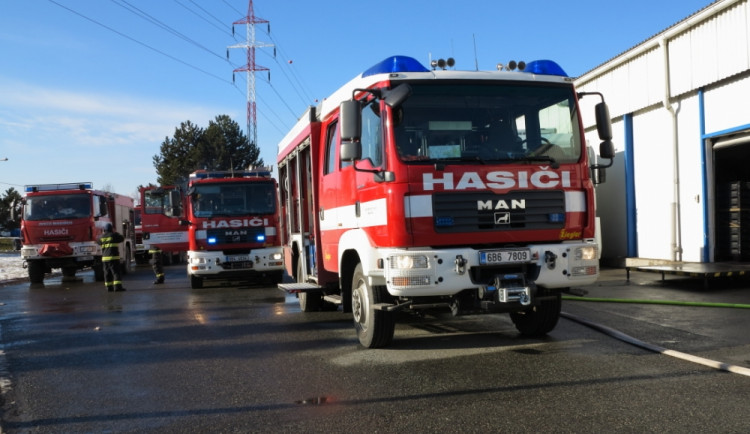 Foto: Při požáru v Modřicích evakuovali hasiči 354 lidí