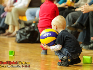 Okolí hřište se podobalo hracímu plácku pro děti