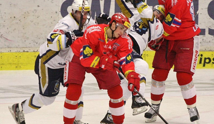 Zápas rozhodl budějcký útočník Tomáš Knotek (na snímku při duelu s týmem, kde ještě v minulé sezoně působil - kladenskými Rytíři)