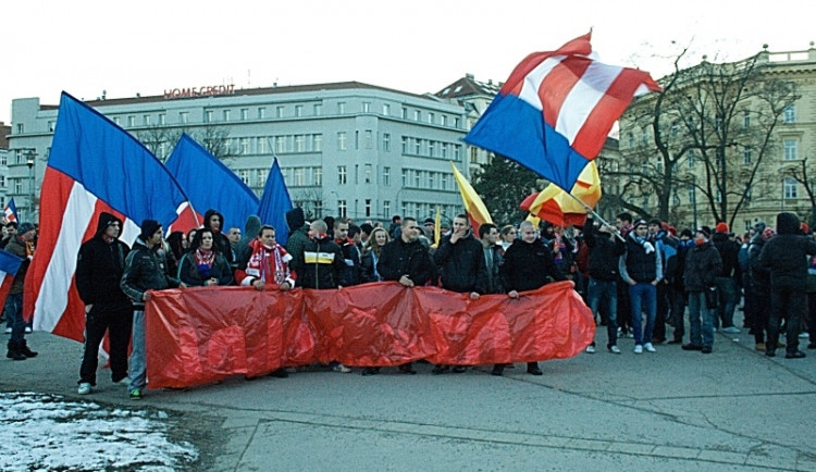 VIDEO: Pochod fotbalových fanoušků za Lužánky
