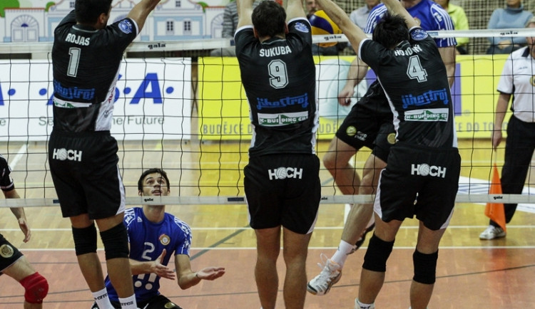 Proti Ostravě se na palubovce znovu objevili kapitán Sukuba (uprostřed), smečař Rojas a univerzál Novotný