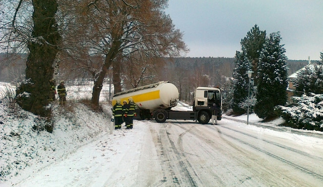 Kvůli zapadlé cisterně je uzavřena silnice ze Včelné na Kamenný Újezd