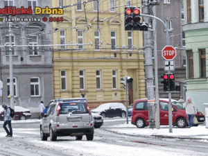 Na řidiče číhá ledovka, v noci má přijít silné sněžení