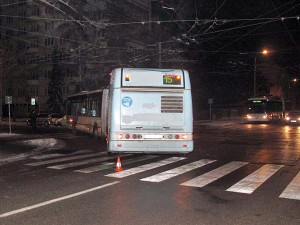 Autobus dnes ráno srazil na sídlišti Šumava chodkyni
