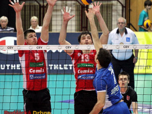 Nejlepší hráč zápasu Nikola Gjorgiev útočí do bloku ve složení Vladimír Sobotka - Tomáš Fila