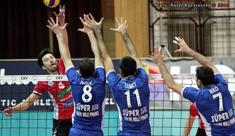 Jakub Novotný smečuje přes blok Ivoviće, Emeta a Gjorgieva