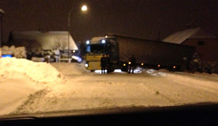 Kamion zablokoval silnici na Včelné