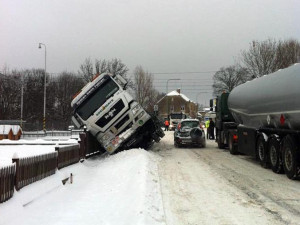 Boj s přívaly sněhu pokračuje, na Včelné boural další kamion