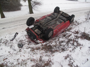 Středeční nehoda Peugeotu 205 u Zvíkova