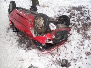 Středeční nehoda Peugeotu 205 u Zvíkova