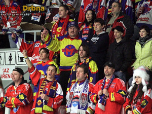 Domácí publikum zpívá oslavné chorály