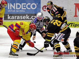 Čárový sudí háže puk mezi staronového hráče Motoru Vladimíra Škodu a bývalého útočníka jihočeského klubu Viktora Hübla