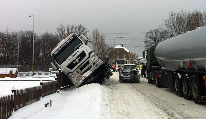 Havarovaný kamion na Včelné