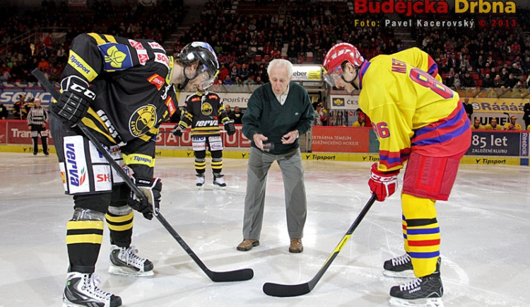Slavnostní zahajovací buly mezi Tomáše Mertla a Viktora Hübla vhodil mistr světa z roku 1949 František Vacovský