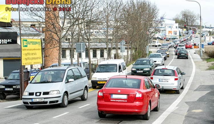 V těchto místech chybí lidem, kteří se pohybují po Pekárnské, chodník