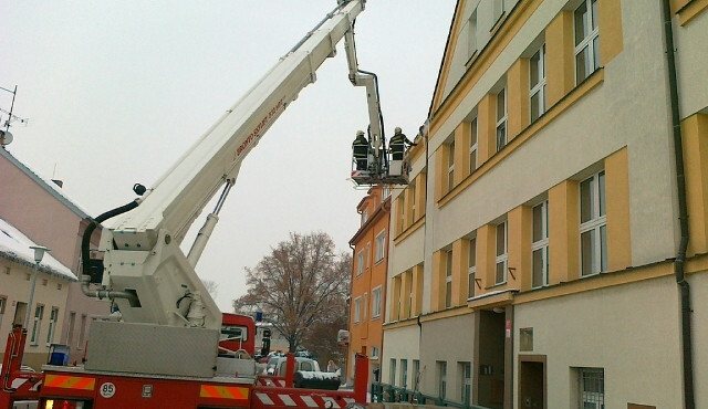 Rampouchy a sníh padají ze střech budov