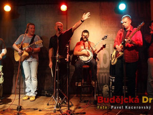 Koncert Děda Mládek Illegal Bandu v Modrých dveřích