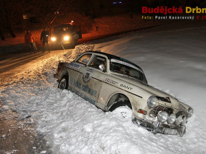 Jedna z posádek ve sjezdu ze Svatého Jana opustila trať. Zpátky na cestu ji musel pomoci až jeep s lanem