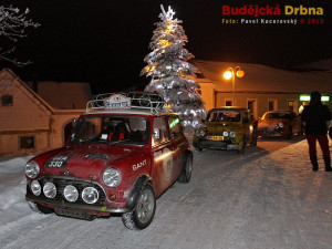 Ve Svatém Janu to vypadalo jako o Vánocích. Místní ještě pořád mají na návsi ozdobený stromeček