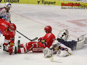 Michal Švihálek poslal při urputném souboji o puk pardubického gólmana Martina Růžičku k zemi
