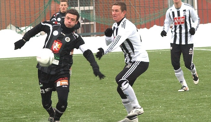 Petr Benát se snaží zastavit hradeckého Marka Kuliče