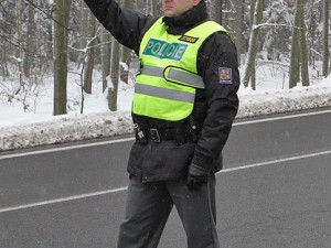 Budějčtí policisté kontrolovali motoristy v rámci dopravní akce Zimní pneu na odpočívadle před Lišovem