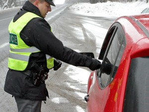 Budějčtí policisté kontrolovali motoristy v rámci dopravní akce Zimní pneu na odpočívadle před Lišovem