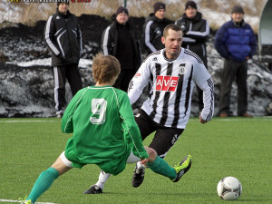 Jan Riegel obchází  mladého Jana Slámu, v pozadí realizační tým Dynama