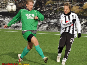 Nová posila Budějčáků Jaroslav Černý centruje do vápna před Michalem Pliškou