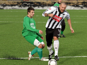 Přestože Janu Halamovi přišlápl Karel Zatloukal špičku nohy, stoper Dynama stačil nahrát do gólové pozice Řezníčkovi