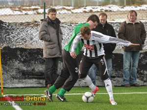 Souboj Řezníčka a Svobody u rohového praporku sleduje vedení Dynama - zleva Kotrba, Rogoz a Čadek