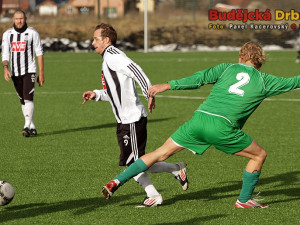 Zkušený středopolař Rudolf Otepka obchází Jakuba Wagnera