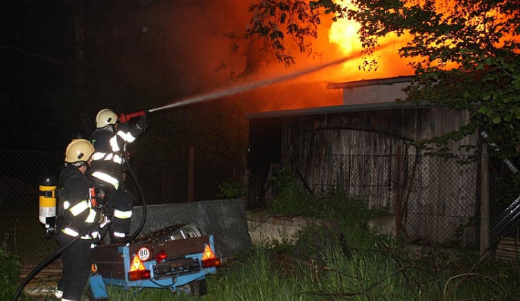 Jihočeští hasiči při likvidaci jednoho z požárů na Budějcku