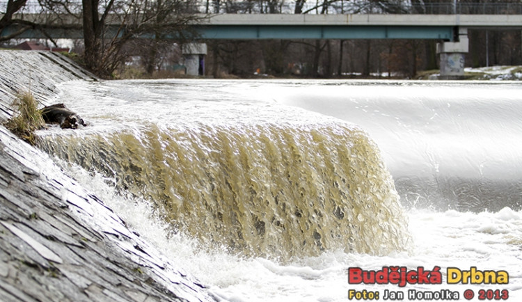 Rozvodněný Malý jez během čtvrtečního odpoledne