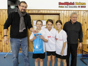 Vítězný tým s ligovým trenérem Jiřím Zachem