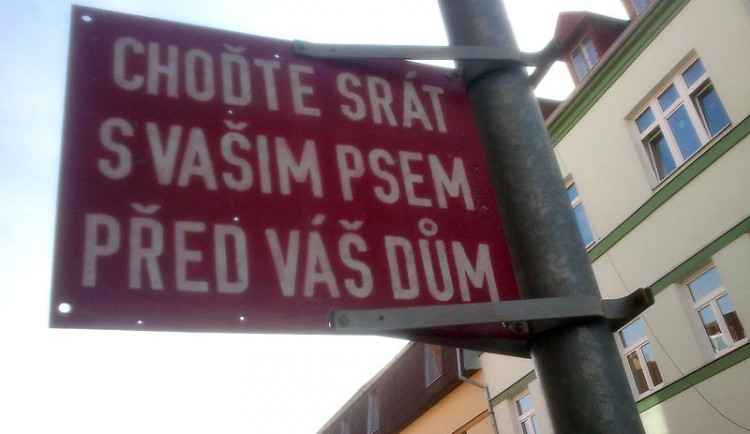 Upozornění v ulici Skuherského