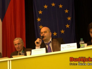 Demokracie versus Totalita v 21. století